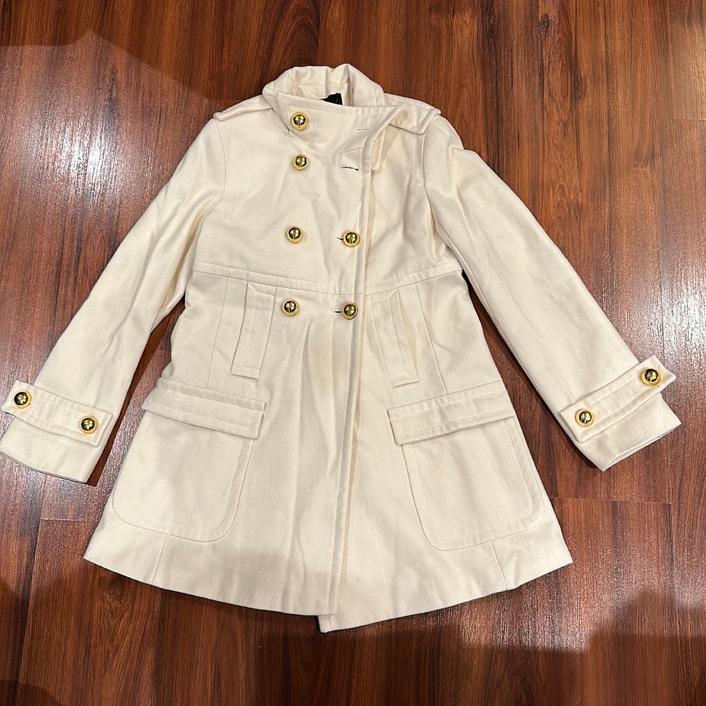 Woman Cream Via Coat/Jacket, Multiple pockets size Medium, gold buttons